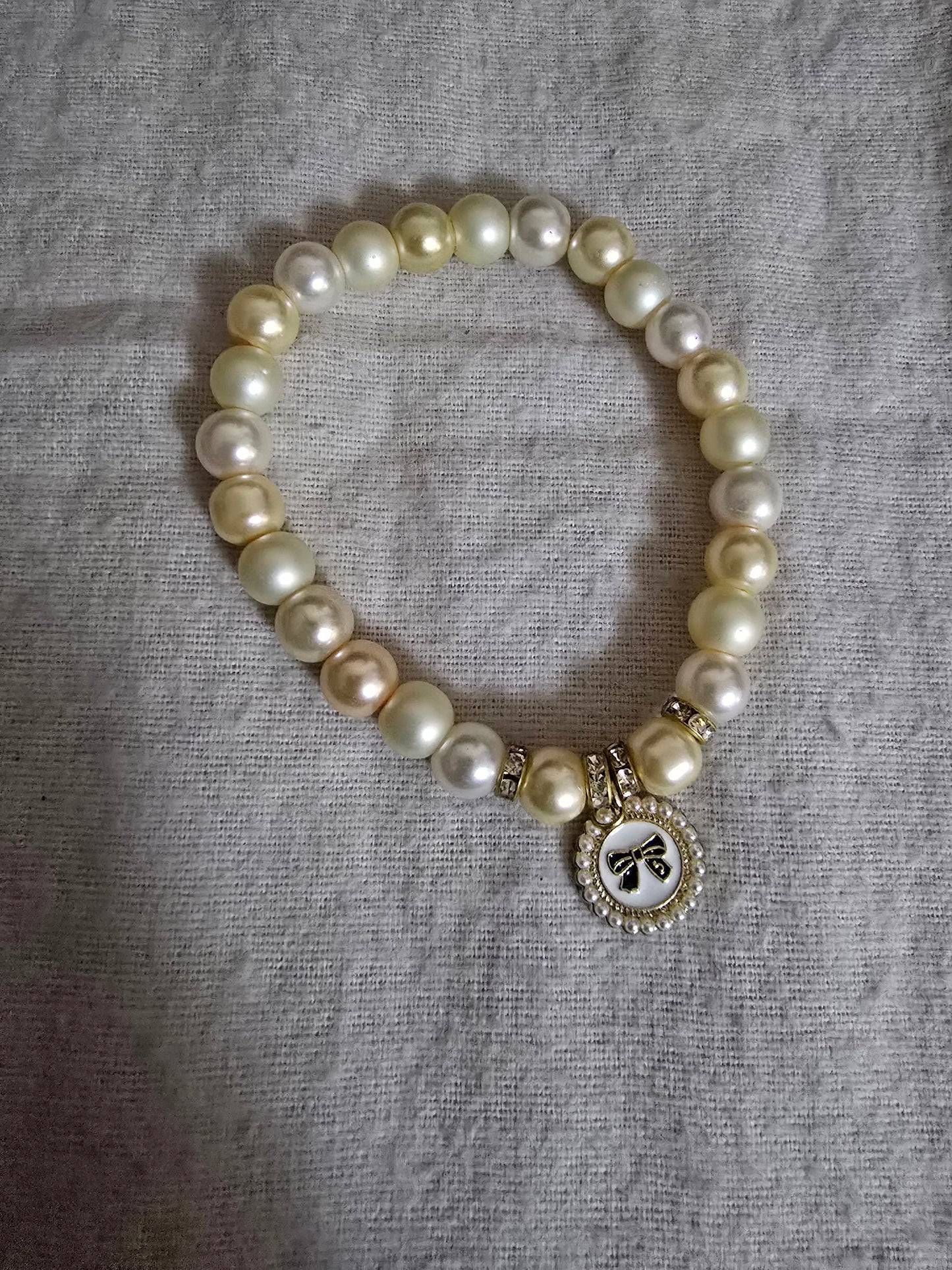 Elegant bow bracelet